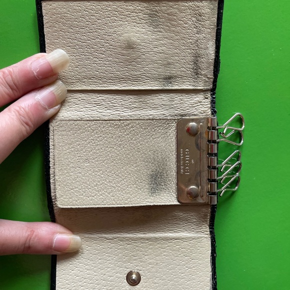 Bundle of pre loved 2 LV, 1 Gucci and 1 Cartier compact coin wallet. - Picture 9 of 12